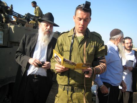 על רקע העיר עזה
