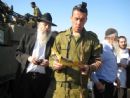 על רקע העיר עזה